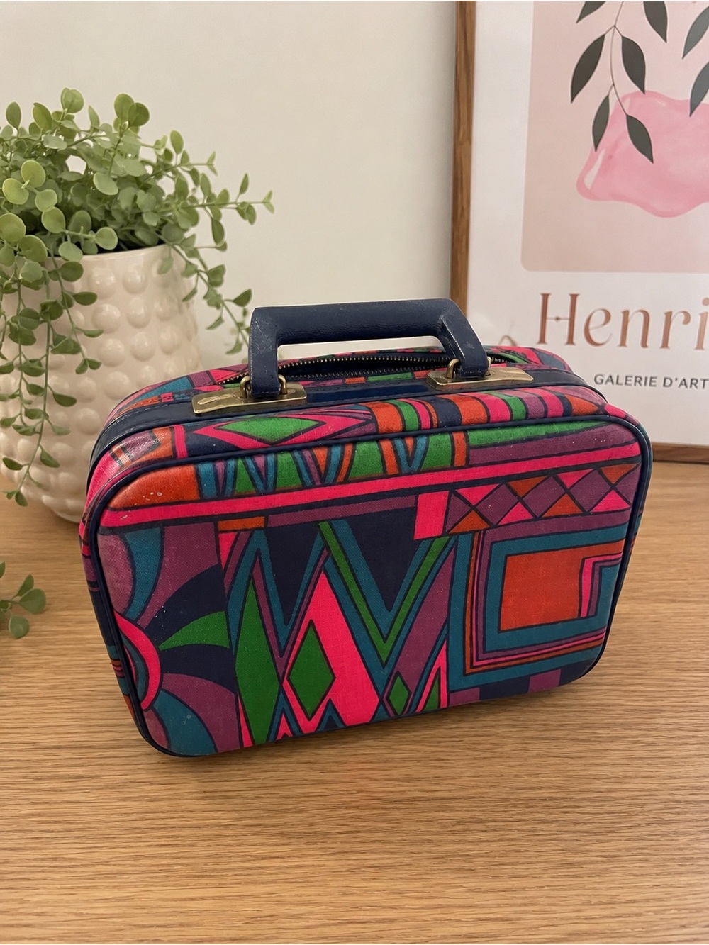 1970’s Vintage psychedelic train case/make up bag in bold art print